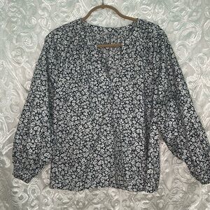 Very cute blouse. Barely worn! Very comfy.
